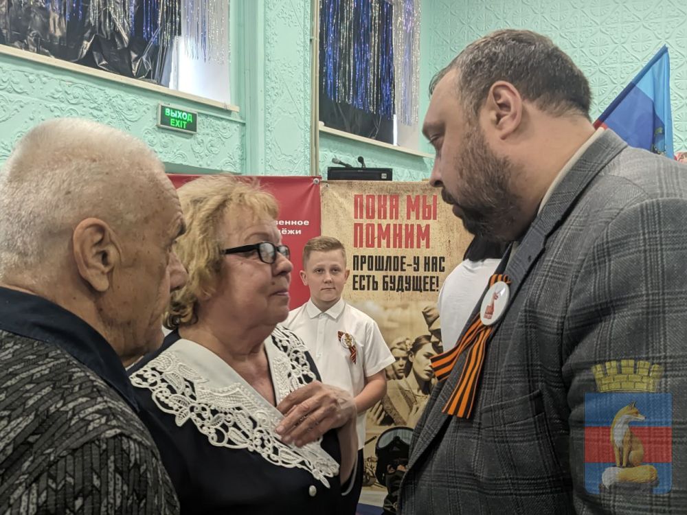 Сегодня в одной из школ Лисичанска прошло торжественное мероприятие - открытие "Парты Героя" нашему земляку Руслану Григорьеву, с позывным "Лисичанск", который погиб, исполняя свой долг Сегодня в одной из школ Лисичанска прошло торжественное мероприятие - открытие "Парты Героя" нашему земляку Руслану Григорьеву, с позывным "Лисичанск", который погиб, исполняя свой долг