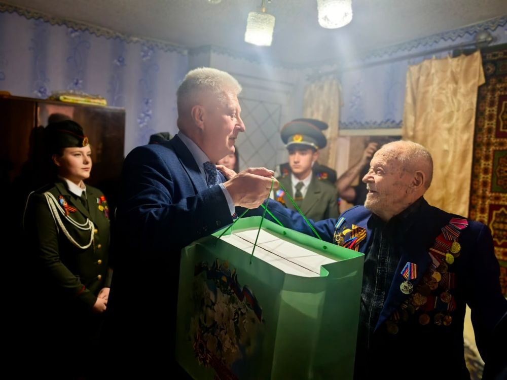 Сергей Козенко: Сегодня, в преддверии знаменательной даты – 80-летия Великой Победы, вместе с председателем Совета Краснодонского муниципального округа Владимиром Шавлаем, заместителем председателя Молодежной палаты при... Сергей Козенко: Сегодня, в преддверии знаменательной даты – 80-летия Великой Победы, вместе с председателем Совета Краснодонского муниципального округа Владимиром Шавлаем, заместителем председателя Молодежной палаты при...