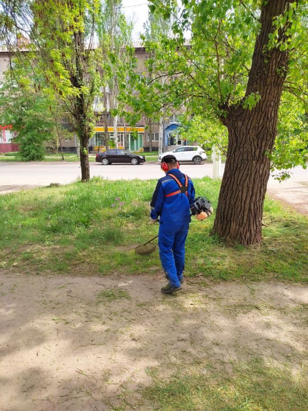 Сегодня работники коммунальных служб с самого утра трудятся на благо нашего города Сегодня работники коммунальных служб с самого утра трудятся на благо нашего города