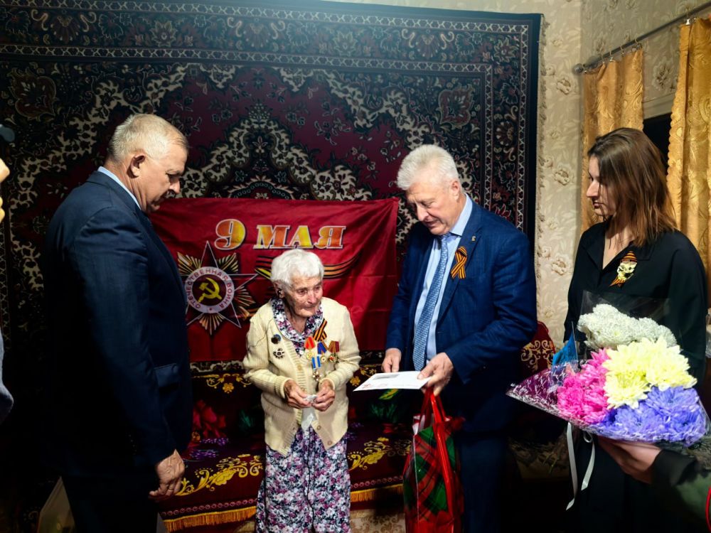 Сергей Козенко: Сегодня, в преддверии знаменательной даты – 80-летия Великой Победы, вместе с председателем Совета Краснодонского муниципального округа Владимиром Шавлаем, заместителем председателя Молодежной палаты при... Сергей Козенко: Сегодня, в преддверии знаменательной даты – 80-летия Великой Победы, вместе с председателем Совета Краснодонского муниципального округа Владимиром Шавлаем, заместителем председателя Молодежной палаты при...