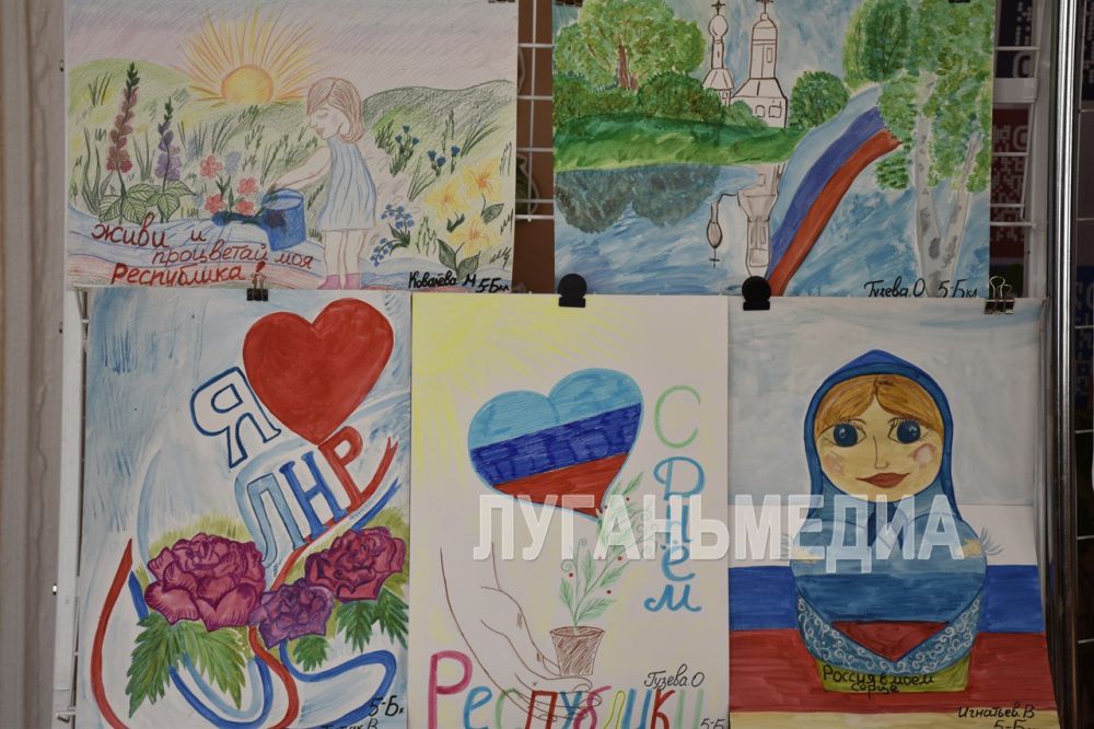 В Антрацитовской школе-интернате открылась выставка рисунков и фотографий, посвященная Дню Луганской Народной Республики В Антрацитовской школе-интернате открылась выставка рисунков и фотографий, посвященная Дню Луганской Народной Республики