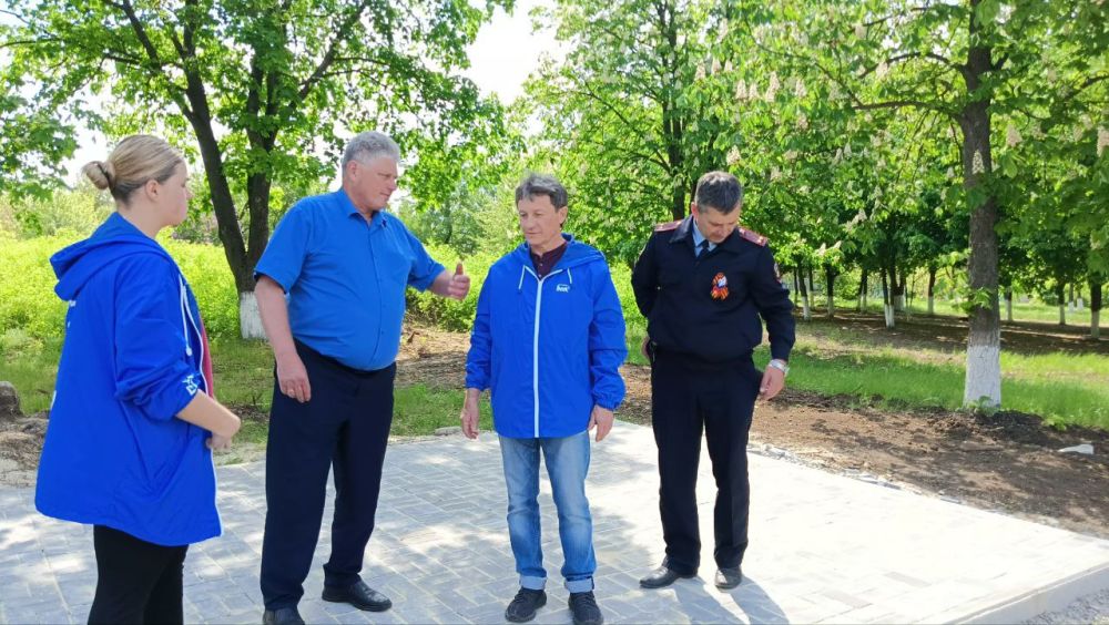 Единороссы проверили благоустройство перезахоронения красноармейцев Единороссы проверили благоустройство перезахоронения красноармейцев