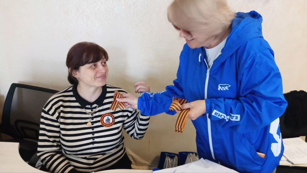 В Меловом раздали георгиевские ленточки в рамках акции "Георгиевская ленточка" В Меловом раздали георгиевские ленточки в рамках акции "Георгиевская ленточка"