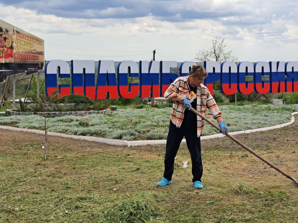 В поселке Изварино провели субботник возле памятного знака «Спасибо, Россия» В поселке Изварино провели субботник возле памятного знака «Спасибо, Россия»