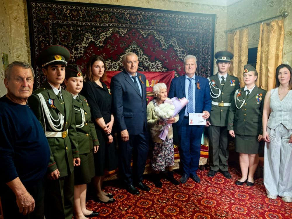 Сергей Козенко: Сегодня, в преддверии знаменательной даты – 80-летия Великой Победы, вместе с председателем Совета Краснодонского муниципального округа Владимиром Шавлаем, заместителем председателя Молодежной палаты при... Сергей Козенко: Сегодня, в преддверии знаменательной даты – 80-летия Великой Победы, вместе с председателем Совета Краснодонского муниципального округа Владимиром Шавлаем, заместителем председателя Молодежной палаты при...