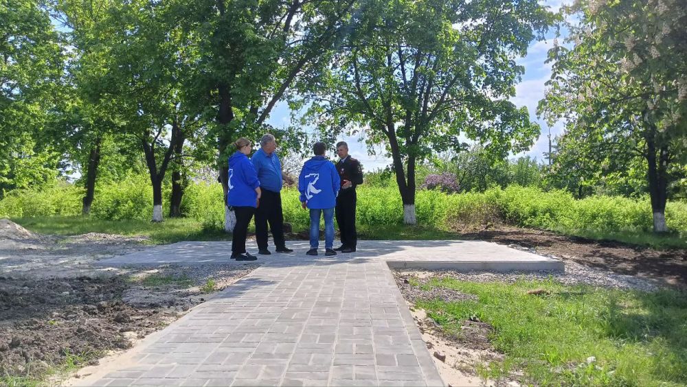 Единороссы проверили благоустройство перезахоронения красноармейцев Единороссы проверили благоустройство перезахоронения красноармейцев