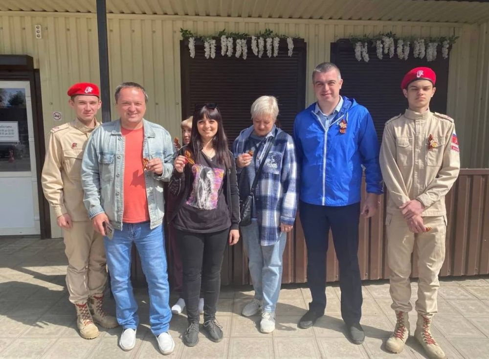 Зинаида Наден: Активист партийного проекта "Российское село" Евгений Маслиёв совместно с активистами юнармейского отряда "Патриот" "Старобельской средней школы № 4" присоединились к Всероссийской акции «Георгиевская лента»... Зинаида Наден: Активист партийного проекта "Российское село" Евгений Маслиёв совместно с активистами юнармейского отряда "Патриот" "Старобельской средней школы № 4" присоединились к Всероссийской акции «Георгиевская лента»...