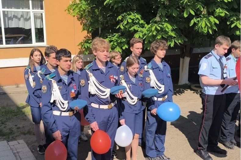 В Свердловской СШ №8 прошла торжественная линейка «Бессмертный полк: Герои среди нас» В Свердловской СШ №8 прошла торжественная линейка «Бессмертный полк: Герои среди нас»