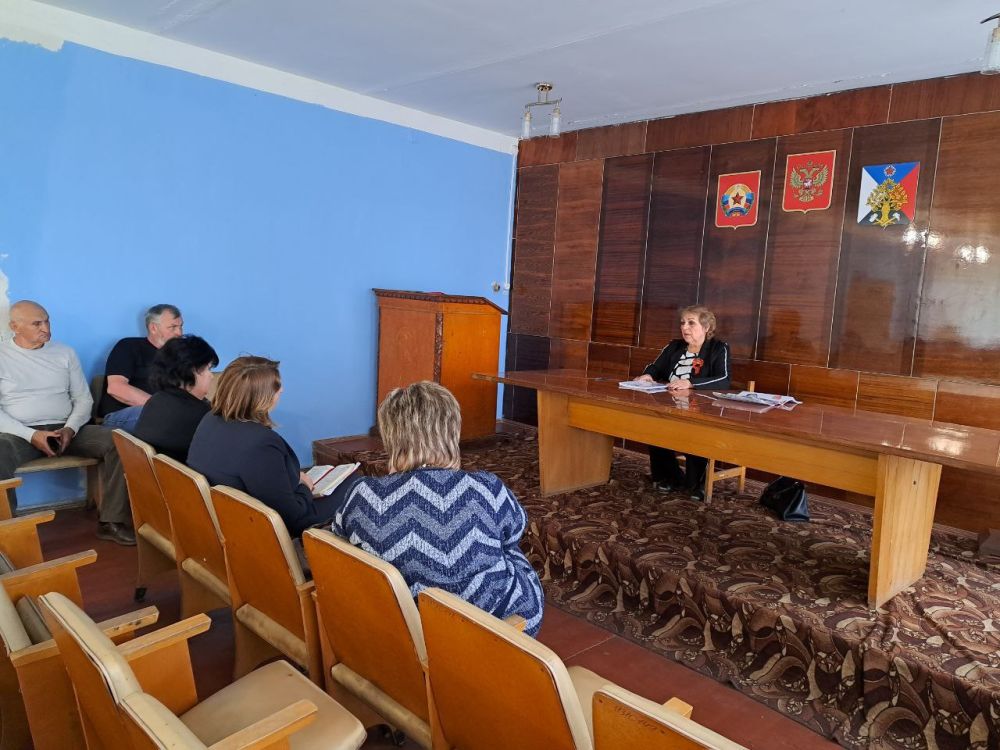 Начальник отдела жизнеобеспечения пгт Ясеновский Администрации городского округа город Ровеньки Надежда Каралкина провела рабочее совещание с руководителями образовательных, культурных и медицинских учреждений, расположенных... Начальник отдела жизнеобеспечения пгт Ясеновский Администрации городского округа город Ровеньки Надежда Каралкина провела рабочее совещание с руководителями образовательных, культурных и медицинских учреждений, расположенных...