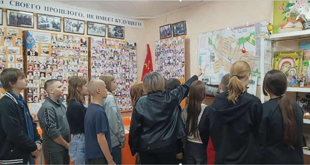 В рамках работы по военно-патриотическому воспитанию подрастающего поколения работник библиотеки пгт В рамках работы по военно-патриотическому воспитанию подрастающего поколения работник библиотеки пгт