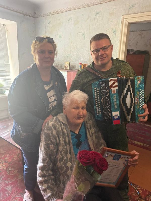 Ветераны Красного Луча получили праздничные поздравления к 80-летию Великой Победы Ветераны Красного Луча получили праздничные поздравления к 80-летию Великой Победы