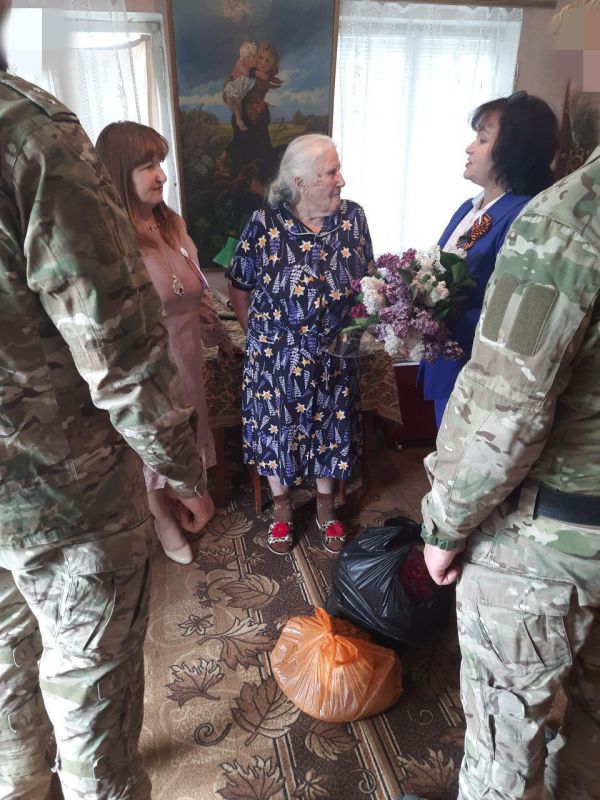 6.05.2025 г.сотрудники Передельского отдела жизнеобеспечения совместно с военнослужащими РФ поздравили ветеранов Великой Отечественной войны с Днем Победы и передали им продуктовые наборы 6.05.2025 г.сотрудники Передельского отдела жизнеобеспечения совместно с военнослужащими РФ поздравили ветеранов Великой Отечественной войны с Днем Победы и передали им продуктовые наборы