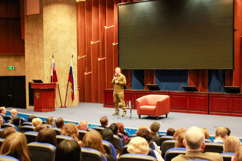 В центральном аппарате Росреестра прошла патриотическая лекция «Будущее России после специальной военной операции: вызовы и возможности», организованная Российским обществом «Знание» В центральном аппарате Росреестра прошла патриотическая лекция «Будущее России после специальной военной операции: вызовы и возможности», организованная Российским обществом «Знание»