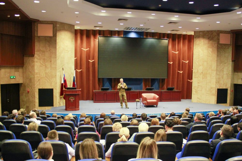 В центральном аппарате Росреестра прошла патриотическая лекция «Будущее России после специальной военной операции: вызовы и возможности», организованная Российским обществом «Знание» В центральном аппарате Росреестра прошла патриотическая лекция «Будущее России после специальной военной операции: вызовы и возможности», организованная Российским обществом «Знание»