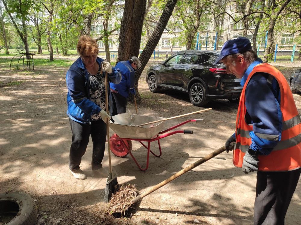 Сегодня работники коммунальных служб с самого утра трудятся на благо нашего города Сегодня работники коммунальных служб с самого утра трудятся на благо нашего города