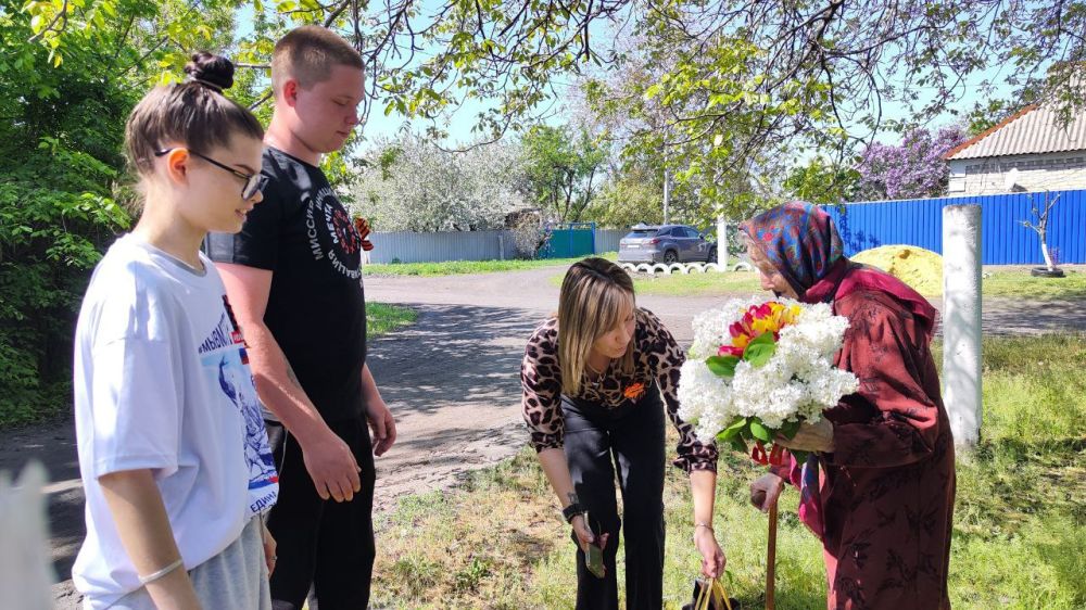 Сегодня активисты Движения Первых и юнармейцы Новодарьевской школы им. В. Д. Луганского провели парад у дома ветерана Великой Отечественной войны Сегодня активисты Движения Первых и юнармейцы Новодарьевской школы им. В. Д. Луганского провели парад у дома ветерана Великой Отечественной войны