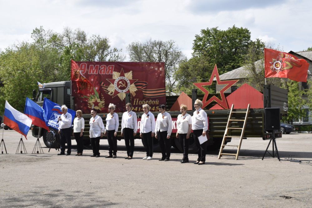 В канун 80-й годовщины Великой Победы в Брянке под эгидой Всероссийской политической партии «Единая Россия» стартовал «Поезд Победы» тематические выездные концерты в отдаленные жилмассивы города В канун 80-й годовщины Великой Победы в Брянке под эгидой Всероссийской политической партии «Единая Россия» стартовал «Поезд Победы» тематические выездные концерты в отдаленные жилмассивы города