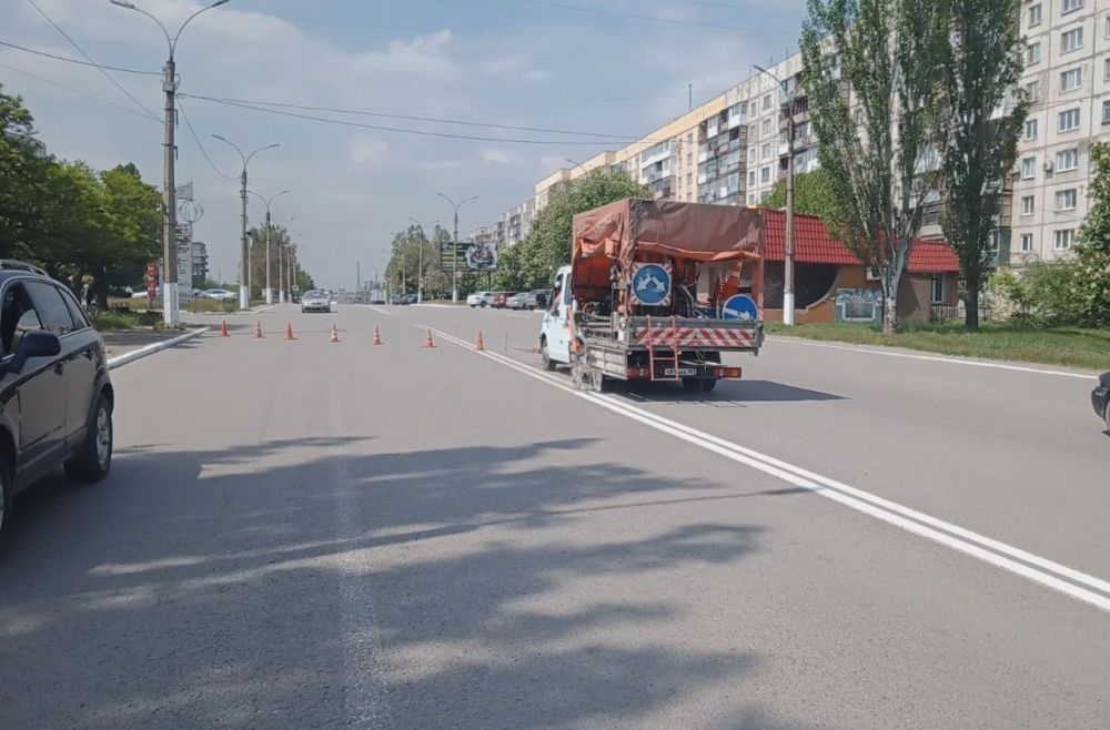 В Алчевске выполняются работы по нанесению дорожной разметки В Алчевске выполняются работы по нанесению дорожной разметки