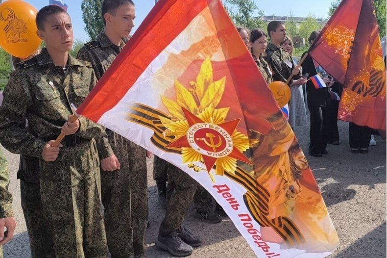 В Свердловской СШ №8 прошла торжественная линейка «Бессмертный полк: Герои среди нас» В Свердловской СШ №8 прошла торжественная линейка «Бессмертный полк: Герои среди нас»