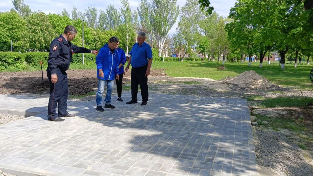 Единороссы проверили благоустройство перезахоронения красноармейцев Единороссы проверили благоустройство перезахоронения красноармейцев
