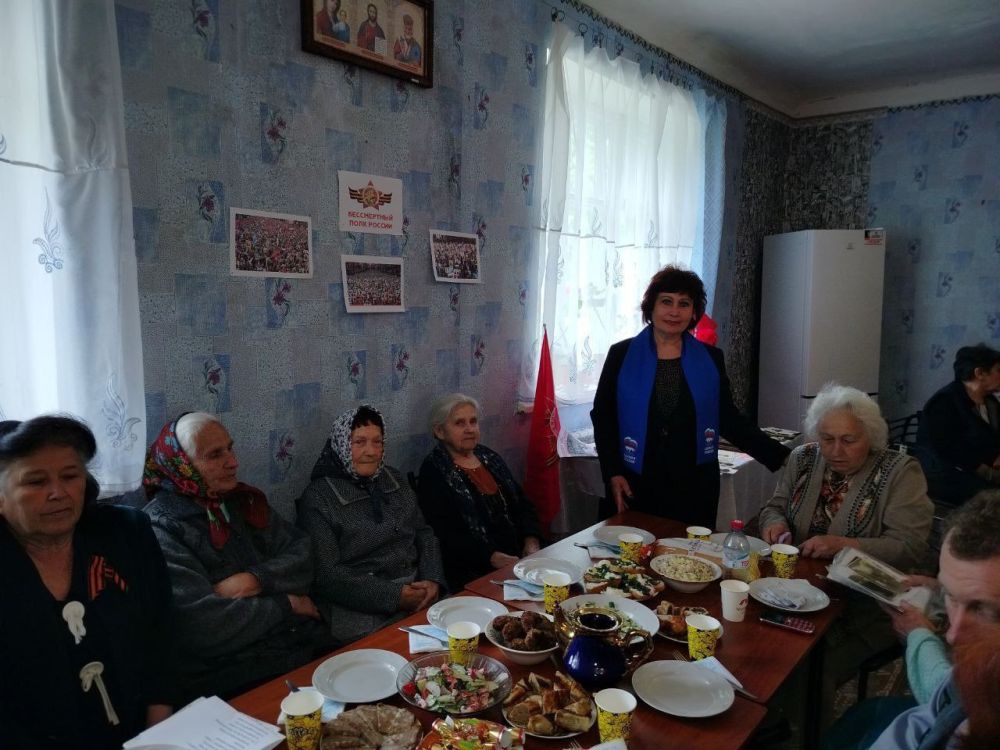 По традиции координатор партийного проекта "Женское движение Единая Россия" Светлана Васильевна Бородаенко пригласила на чаепитие участников Великой Отечественной войны: тружеников тыла, детей войны По традиции координатор партийного проекта "Женское движение Единая Россия" Светлана Васильевна Бородаенко пригласила на чаепитие участников Великой Отечественной войны: тружеников тыла, детей войны