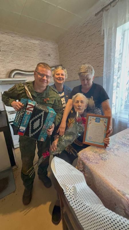 Ветераны Красного Луча получили праздничные поздравления к 80-летию Великой Победы Ветераны Красного Луча получили праздничные поздравления к 80-летию Великой Победы