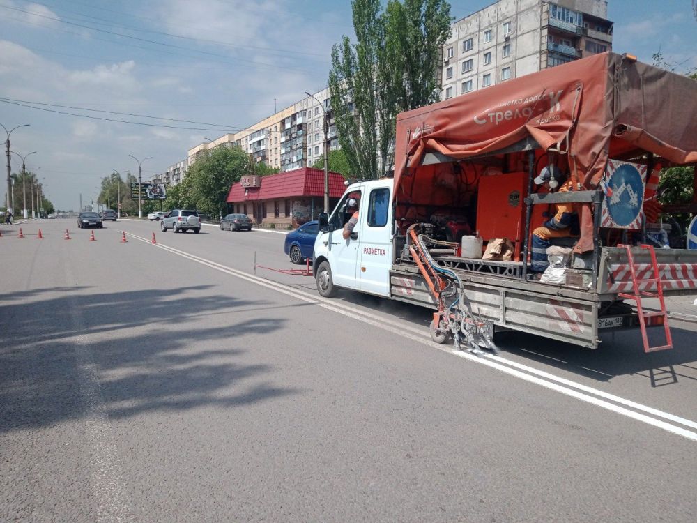 В Алчевске выполняются работы по нанесению дорожной разметки В Алчевске выполняются работы по нанесению дорожной разметки