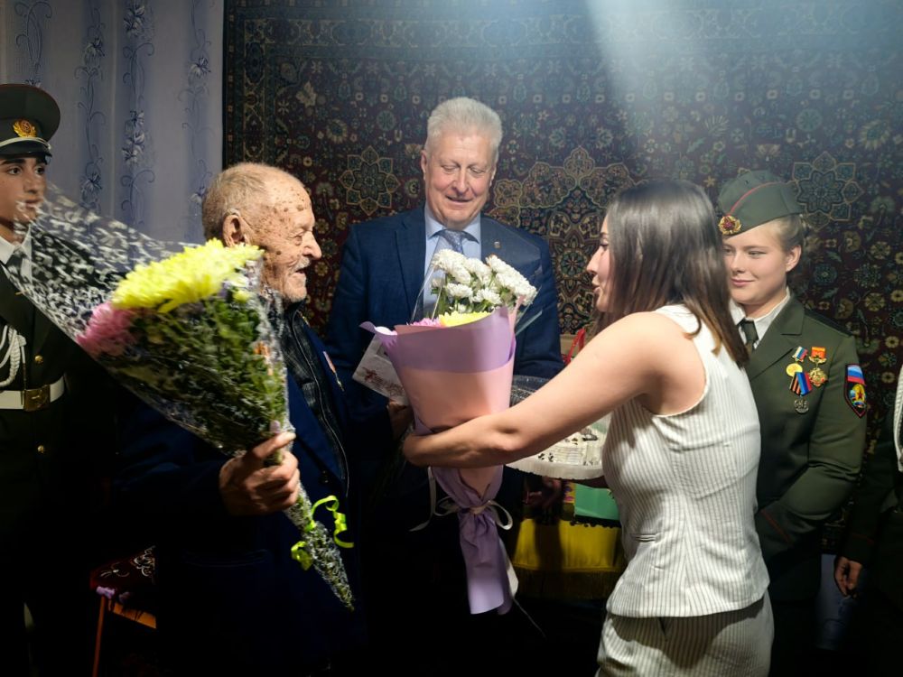 Сергей Козенко: Сегодня, в преддверии знаменательной даты – 80-летия Великой Победы, вместе с председателем Совета Краснодонского муниципального округа Владимиром Шавлаем, заместителем председателя Молодежной палаты при... Сергей Козенко: Сегодня, в преддверии знаменательной даты – 80-летия Великой Победы, вместе с председателем Совета Краснодонского муниципального округа Владимиром Шавлаем, заместителем председателя Молодежной палаты при...