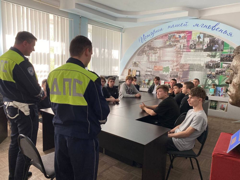 В рамках укрепления правовой грамотности и профилактики правонарушений среди молодежи, состоялась профилактическая встреча между сотрудниками "Госавтоинспекции" и студентами Колледжа в формате "круглого стола" В рамках укрепления правовой грамотности и профилактики правонарушений среди молодежи, состоялась профилактическая встреча между сотрудниками "Госавтоинспекции" и студентами Колледжа в формате "круглого стола"