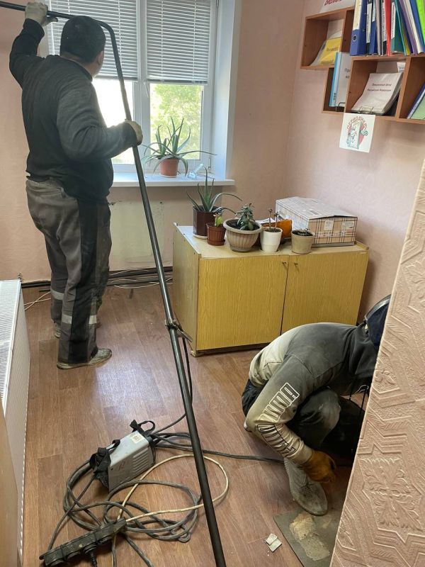 Сергей Козенко: В рамках специального инфраструктурного проекта подрядной организацией шефа-региона Тюменской области проводится капитальный ремонт внутренней системы отопления, полов помещения МБУ «Центральная городская... Сергей Козенко: В рамках специального инфраструктурного проекта подрядной организацией шефа-региона Тюменской области проводится капитальный ремонт внутренней системы отопления, полов помещения МБУ «Центральная городская...