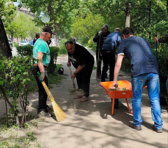 Воины-интернационалисты Алчевска провели субботник Воины-интернационалисты Алчевска провели субботник