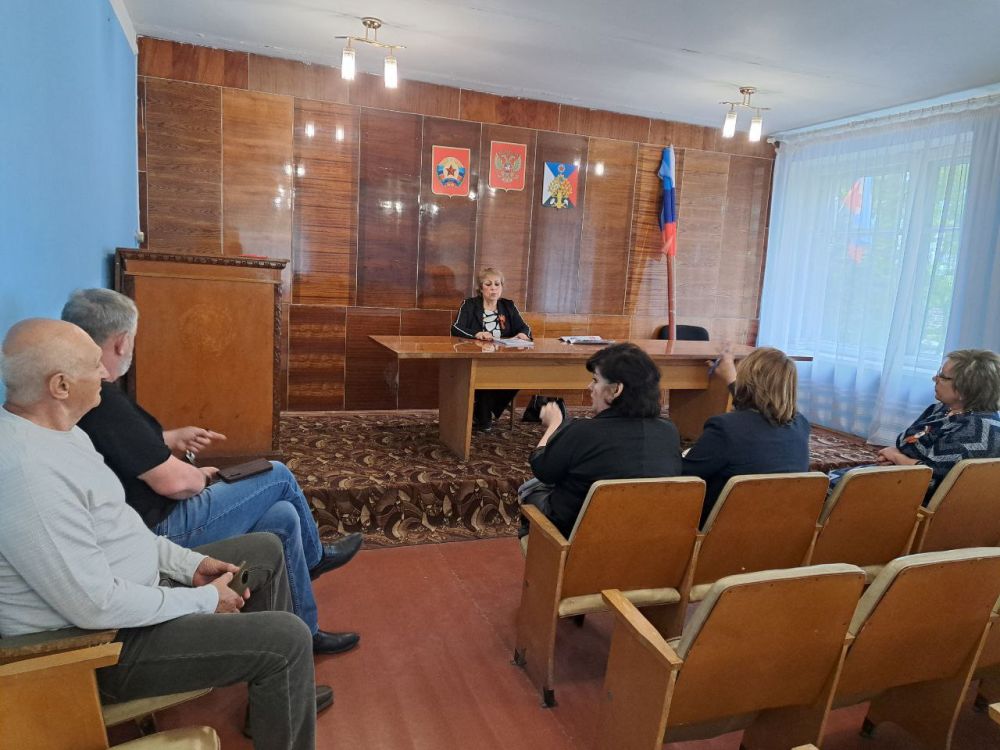 Начальник отдела жизнеобеспечения пгт Ясеновский Администрации городского округа город Ровеньки Надежда Каралкина провела рабочее совещание с руководителями образовательных, культурных и медицинских учреждений, расположенных... Начальник отдела жизнеобеспечения пгт Ясеновский Администрации городского округа город Ровеньки Надежда Каралкина провела рабочее совещание с руководителями образовательных, культурных и медицинских учреждений, расположенных...