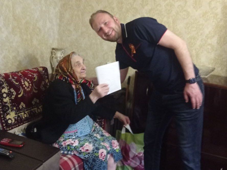 Первый заместитель главы Администрации Антрацитовского муниципального округа Марат Гайсин с особым уважением вручил антрацитовцам поздравительные письма от Президента Российской Федерации Владимира Путина в честь Дня Победы... Первый заместитель главы Администрации Антрацитовского муниципального округа Марат Гайсин с особым уважением вручил антрацитовцам поздравительные письма от Президента Российской Федерации Владимира Путина в честь Дня Победы...