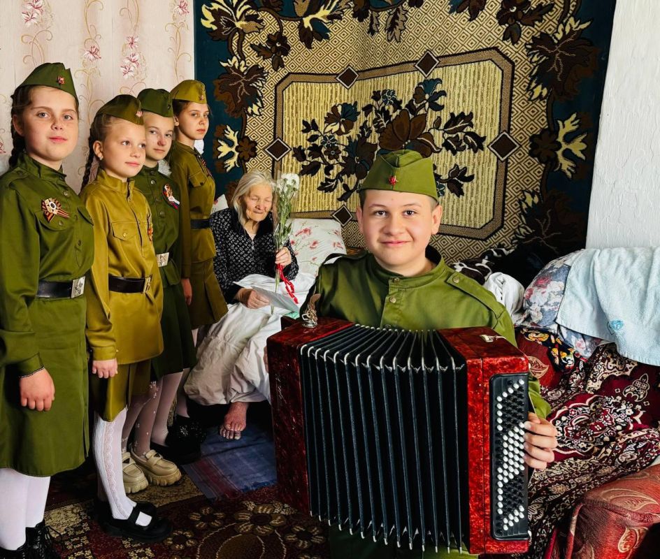 Андрей Рубанцов: В Ровеньках вручают персональные поздравительные письма с Днем Победы от Президента РФ Андрей Рубанцов: В Ровеньках вручают персональные поздравительные письма с Днем Победы от Президента РФ