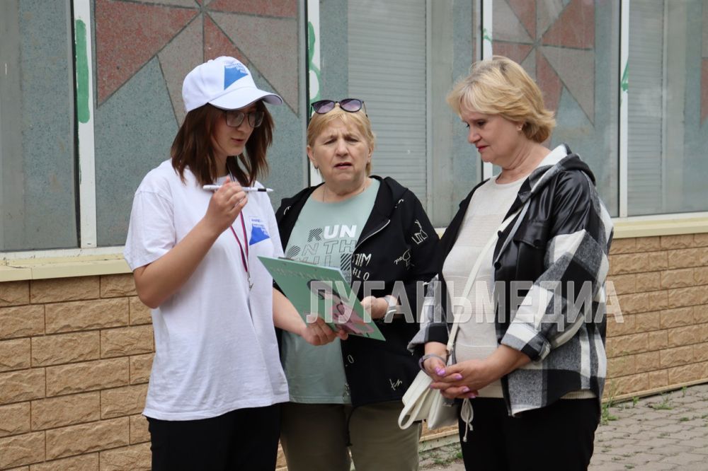 Свердловские волонтеры помогают жителям муниципалитета принять участие во Всероссийском голосования за объекты для благоустройства в рамках федеральной программы Формирования комфортной городской среды Свердловские волонтеры помогают жителям муниципалитета принять участие во Всероссийском голосования за объекты для благоустройства в рамках федеральной программы Формирования комфортной городской среды