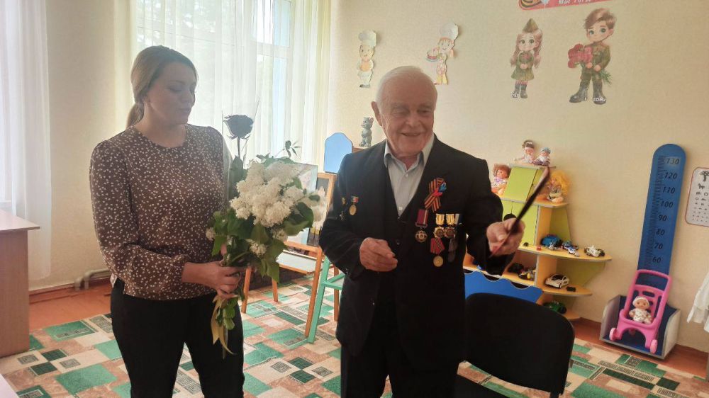 В преддверии празднования 80-й годовщины Победы в Великой Отечественной войне в Ясли-саду № 1 «Ласточка» прошла познавательная беседа воспитанников подготовительной группы «Калинка» с почетным гражданином Меловского района... В преддверии празднования 80-й годовщины Победы в Великой Отечественной войне в Ясли-саду № 1 «Ласточка» прошла познавательная беседа воспитанников подготовительной группы «Калинка» с почетным гражданином Меловского района...