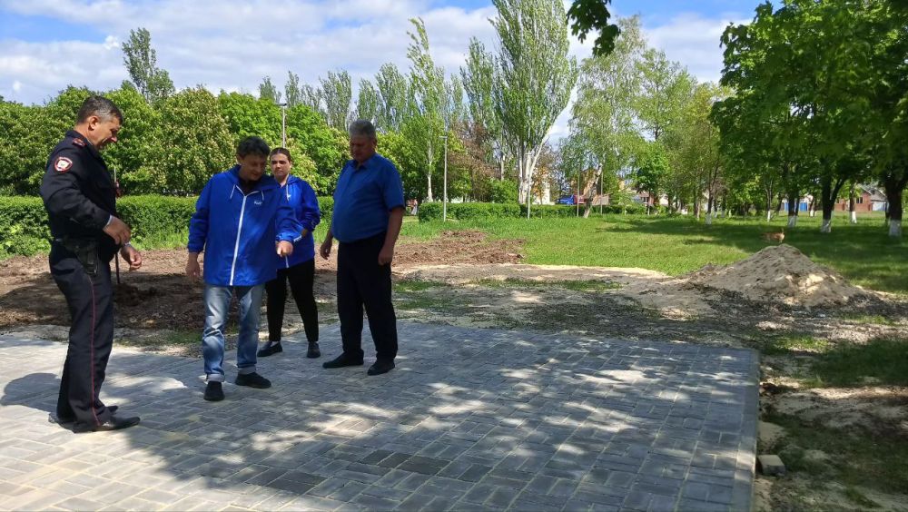 Единороссы проверили благоустройство перезахоронения красноармейцев Единороссы проверили благоустройство перезахоронения красноармейцев