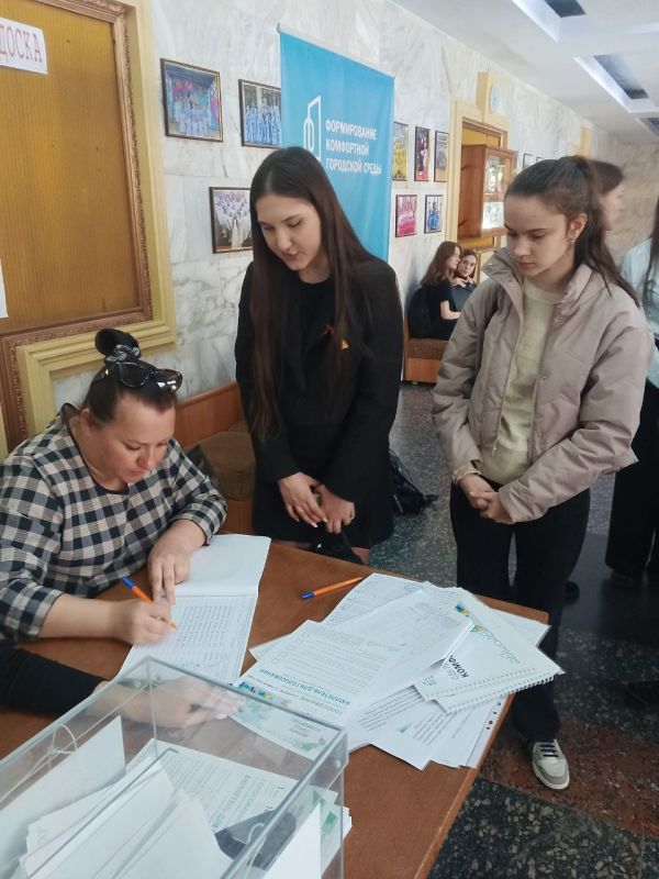 Обучающиеся старших классов и педагоги Ровеньковской гимназии № 1 им. Г. С. Шонина приняли участие в Всероссийском голосовании за объекты для благоустройства в 2026 году в рамках федеральной программы "Формирование Обучающиеся старших классов и педагоги Ровеньковской гимназии № 1 им. Г. С. Шонина приняли участие в Всероссийском голосовании за объекты для благоустройства в 2026 году в рамках федеральной программы "Формирование