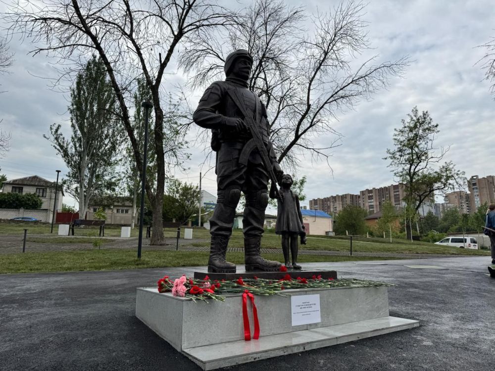 В Луганске открылся обновлённый сквер «Советскому солдату» В Луганске открылся обновлённый сквер «Советскому солдату»