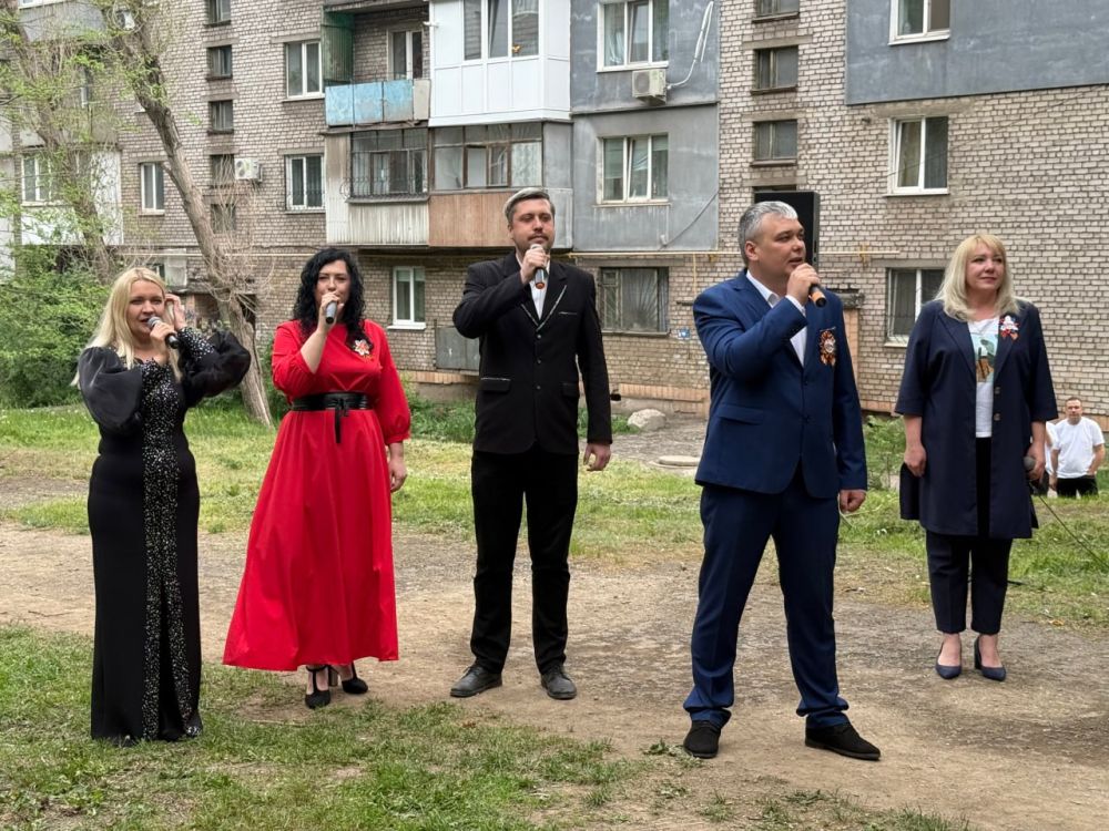 В Алчевске единороссы провели парад у дома ветерана Василия Тимченко В Алчевске единороссы провели парад у дома ветерана Василия Тимченко