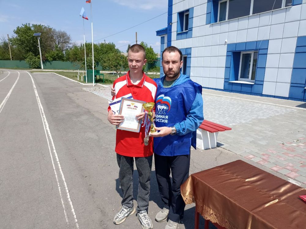 "Детский спорт" встречает День Луганской Народной Республики футбольными баталиями! "Детский спорт" встречает День Луганской Народной Республики футбольными баталиями!