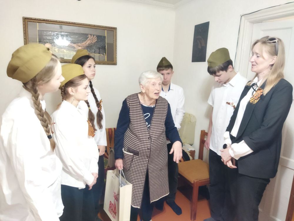 В преддверии 80-летия Великой Победы, представители Молодежного совета и активисты Ровеньковской гимназии имени писателя Н. Трублаини поздравили ветерана Великой Отечественной войны Суркову Ларису Александровну с праздником В преддверии 80-летия Великой Победы, представители Молодежного совета и активисты Ровеньковской гимназии имени писателя Н. Трублаини поздравили ветерана Великой Отечественной войны Суркову Ларису Александровну с праздником