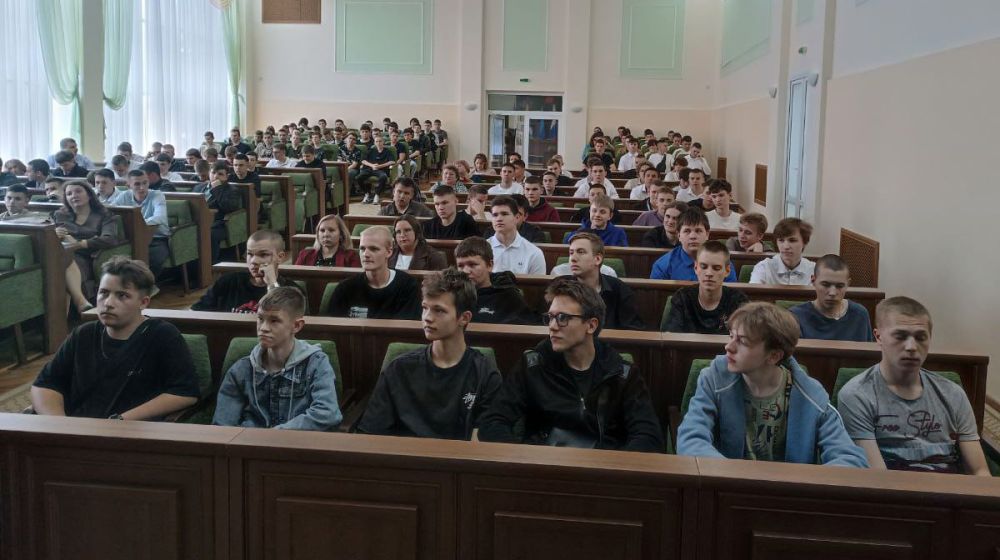 В Администрации состоялось профориентационное мероприятие для граждан призывного возраста с представителями Военного комиссариата Антрацитовского района, Пензенского Артиллерийского инженерного института, а также Донецкого... В Администрации состоялось профориентационное мероприятие для граждан призывного возраста с представителями Военного комиссариата Антрацитовского района, Пензенского Артиллерийского инженерного института, а также Донецкого...
