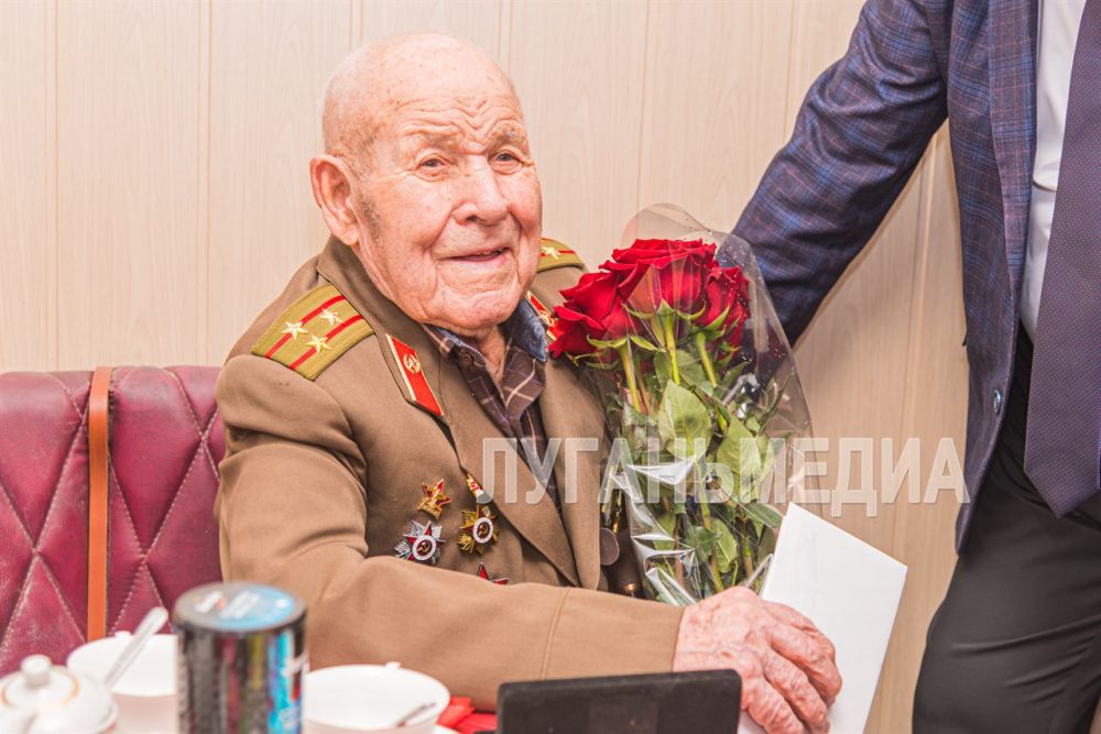 Глава Станично-Луганского муниципального округа Альберт Зинченко вручил ветерану Великой Отечественной войны, участнику Сталинградской битвы Василию Чередниченко подарочный сертификат от благотворительного фонда «Мы вместе»... Глава Станично-Луганского муниципального округа Альберт Зинченко вручил ветерану Великой Отечественной войны, участнику Сталинградской битвы Василию Чередниченко подарочный сертификат от благотворительного фонда «Мы вместе»...