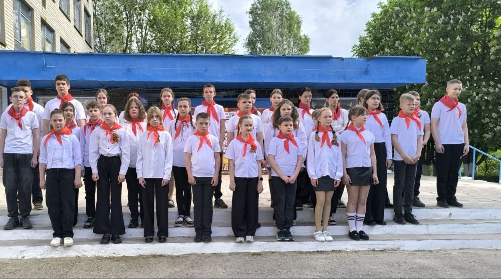 В школе Молодогвардейска провели «Марш Побед» В школе Молодогвардейска провели «Марш Побед»