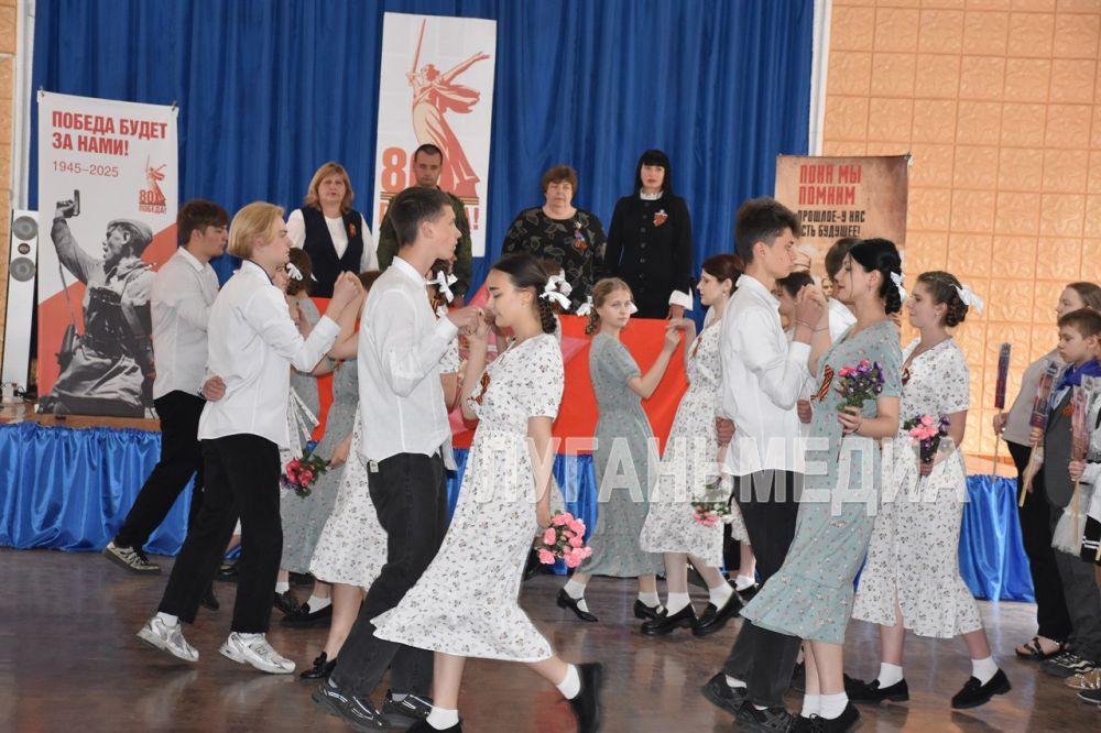 В Ровеньковской школе № 8 им. С. В. Полуянова в преддверии празднования 80-й годовщины Великой Победы в Великой Отечественной войне прошел реконструированный парад Победы В Ровеньковской школе № 8 им. С. В. Полуянова в преддверии празднования 80-й годовщины Великой Победы в Великой Отечественной войне прошел реконструированный парад Победы