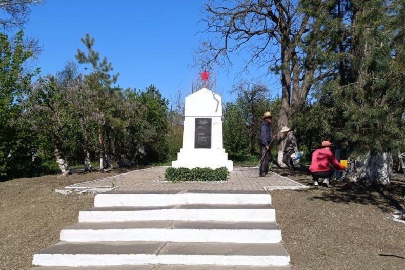 На подведомственной отделу по ОЖД села Медвежанка территории прошли мероприятия по благоустройству памятника На подведомственной отделу по ОЖД села Медвежанка территории прошли мероприятия по благоустройству памятника