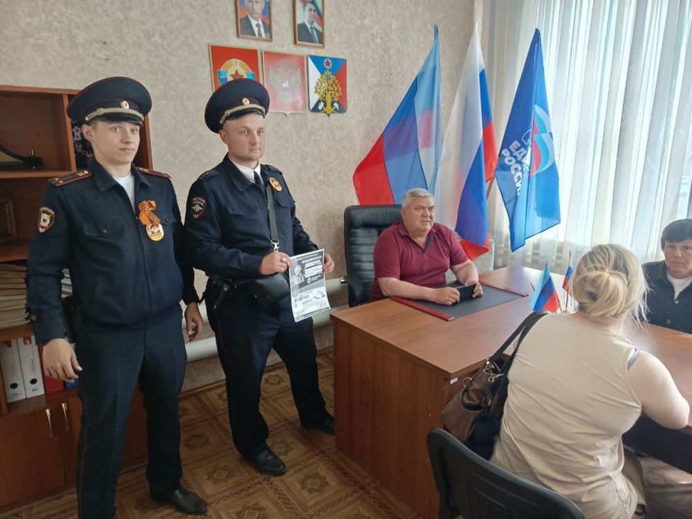 В рамках профилактической работы и с целью обеспечения безопасности и защиты граждан, в здании отдела жизнеобеспечения пгт Новодарьевка состоялась встреча сотрудников отдела с представителями ОМВД России «Ровеньковский», при... В рамках профилактической работы и с целью обеспечения безопасности и защиты граждан, в здании отдела жизнеобеспечения пгт Новодарьевка состоялась встреча сотрудников отдела с представителями ОМВД России «Ровеньковский», при...
