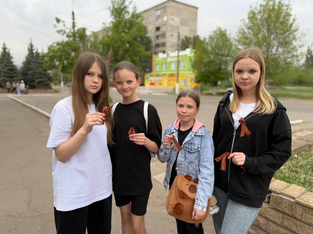 В Перевальске состоялась акция «Георгиевская ленточка» В Перевальске состоялась акция «Георгиевская ленточка»