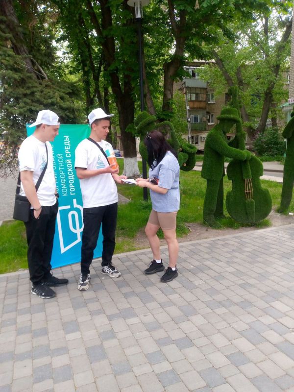 В Антраците на улицах города работают волонтеры, которые помогают жителям округа принять участие во Всероссийском голосовании по отбору территорий для благоустройства в 2026 году в рамках федерального проекта "Формирование... В Антраците на улицах города работают волонтеры, которые помогают жителям округа принять участие во Всероссийском голосовании по отбору территорий для благоустройства в 2026 году в рамках федерального проекта "Формирование...